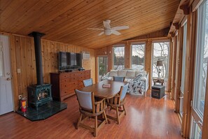 Smart-TV, Kamin, DVD-Player, Videothek