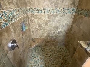 Ducha, secador de pelo, toallas y papel higiénico