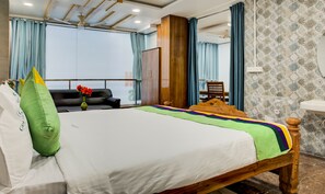 Premium tweepersoonskamer | Een bureau, een strijkplank/strijkijzer