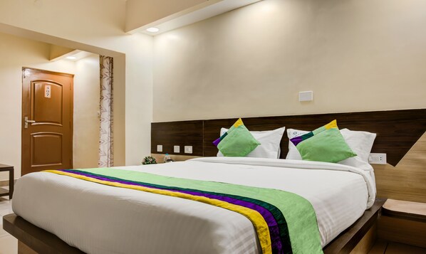 Escritorio y tabla de planchar con plancha