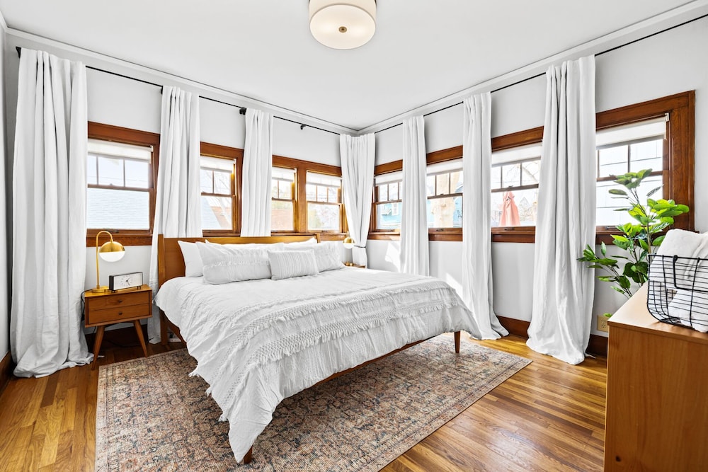 Large North End Boise home on treelined street! Boise Vrbo