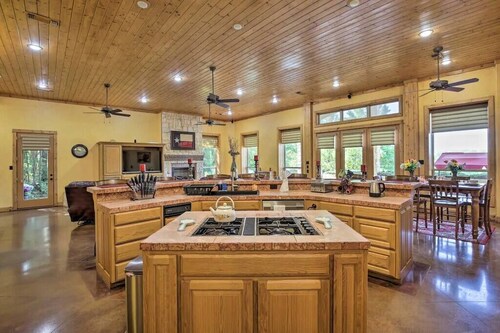 Texas Ranch House with 5 bedrooms & Fish Pond