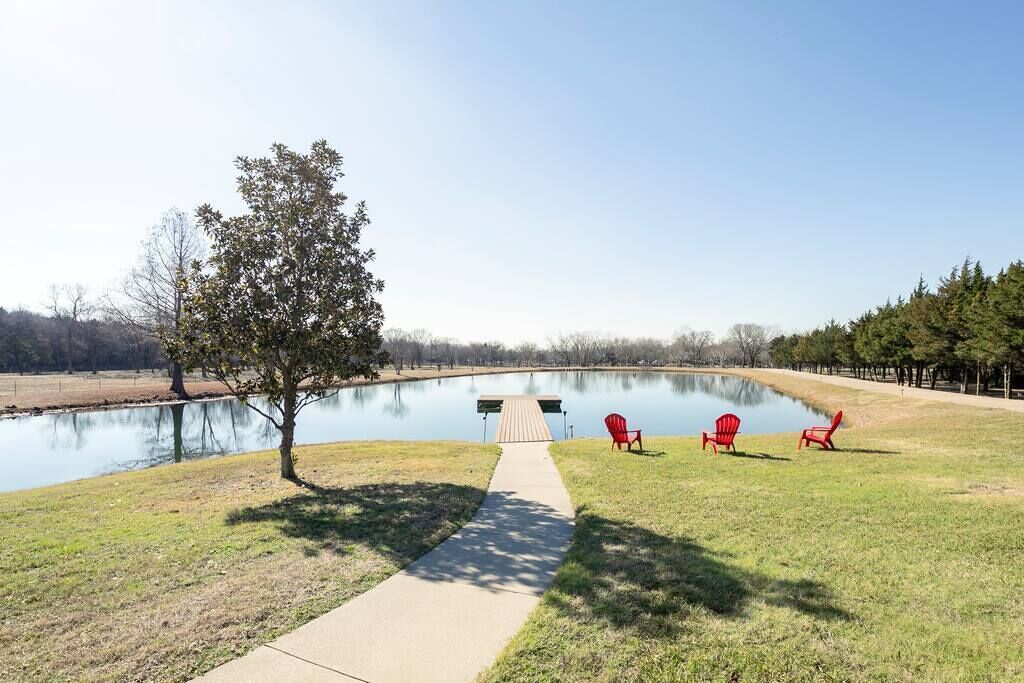 Texas Ranch House with 5 bedrooms & Fish Pond