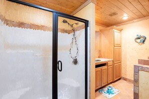 Bathtub, free toiletries, hair dryer, towels - Texas Ranch House with 5 bedrooms & Fish Pond (Dallas)