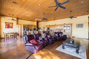 Eldstad och en stereo