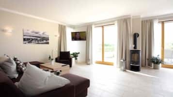 Smart-tv, eldstad och en stereo