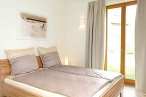 4 bedrooms, iron/ironing board, travel crib, free WiFi - Large house with 3 apartments, sea view and garden (Börgerende-Rethwisch)