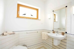 Douche, sèche-cheveux, serviettes fournies