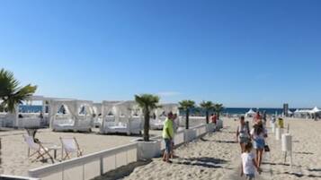 Plage à proximité, chaises longues
