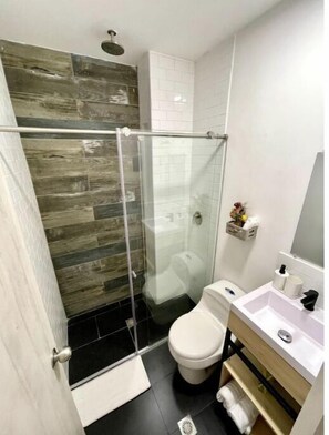 Een douche, een haardroger, handdoeken