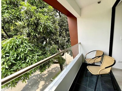 Modern 301 apartment w/AC + Parking