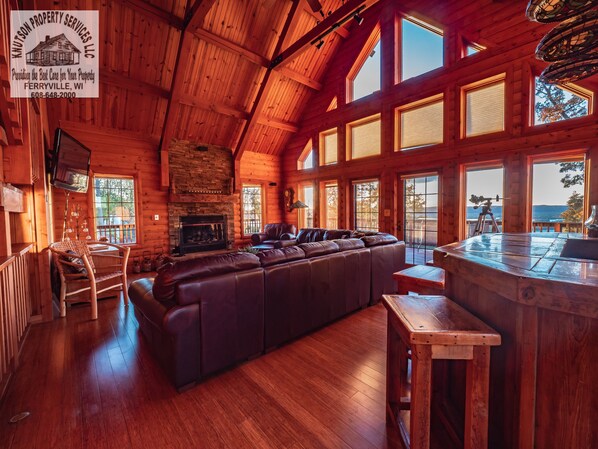 تلفزيون ذكي، مدفأة، تنس طاولة، كُتُب