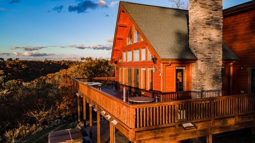 River View Lodge, Sunset Views Over Mississippi River w/ Hot Tub