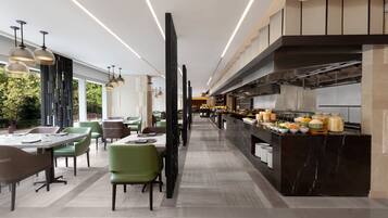 Sarapan ala kontinental setiap hari (PHP 1800 per orang)