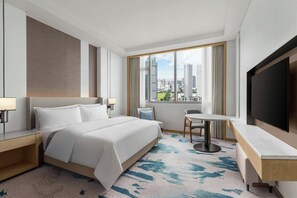 Rom – deluxe, 1 kingsize-seng, byutsikt | Sengetøy av topp kvalitet, dundyner, safe på rommet og skrivebord