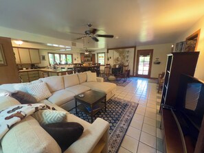 Smart-tv, dvd-afspiller, bøger, videobibliotek