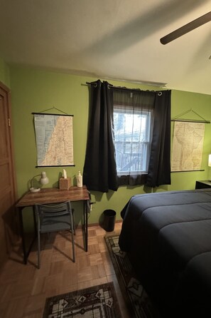 3 habitaciones, escritorio y tabla de planchar con plancha