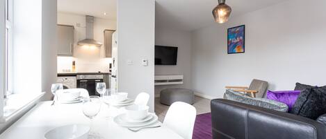 Comfort-Apartment | Essbereich im Zimmer