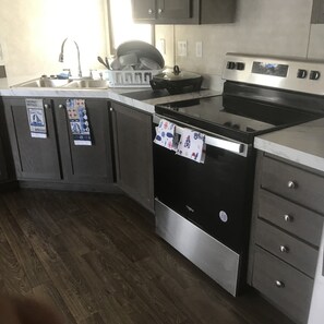 Refrigerador, microondas, horno y parrilla de estufa 