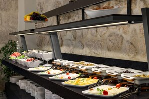 Desayuno buffet diario (EUR 15 por persona)