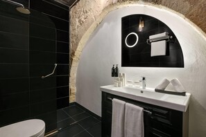 Habitación, 2 camas individuales (Via Tarsus Room) | Baño | Artículos de higiene personal ecológicos