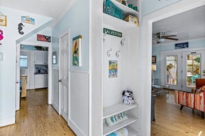 Interior - 4br 2.blks to Beach! Large decks for Sun&Shade. Easy walk to Beach & Restaurants (Galveston)