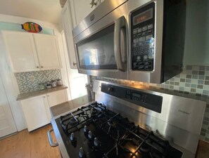Geladeira, micro-ondas, fogão, cooktop