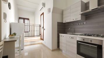 Frigorifero, piano cottura, pentole/stoviglie/utensili