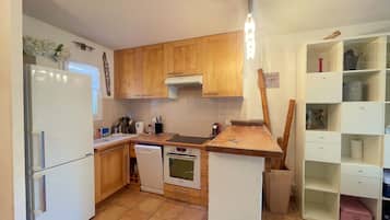 Réfrigérateur, micro-ondes, plaque de cuisson, lave-vaisselle