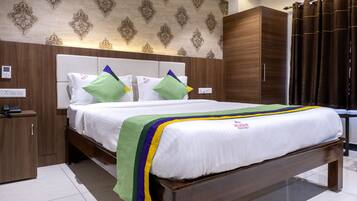 Habitación estándar | Escritorio y tabla de planchar con plancha