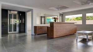 Una cocina moderna con una isla de madera, horno empotrado y vistas al exterior.