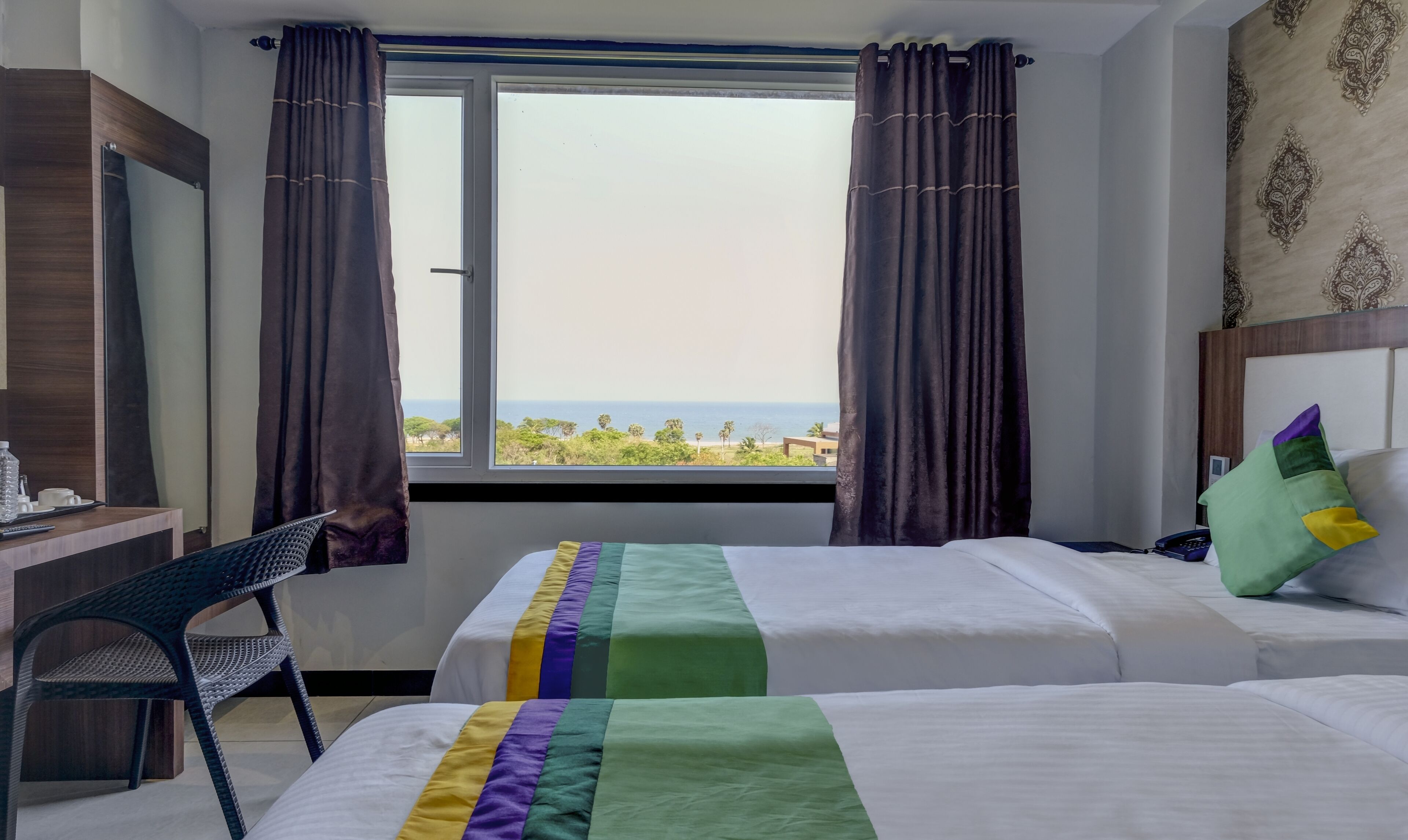 Escritorio y tabla de planchar con plancha 