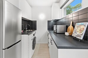 Refrigerador, microondas, horno y parrilla de estufa