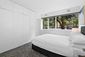 1 habitación, tabla de planchar con plancha y ropa de cama