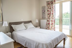 5 bedrooms, WiFi, bed sheets - Altrosa Villa with Private Pool (Trifylia)