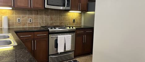 雪櫃、微波爐、焗爐、爐具