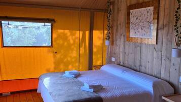 Juniortält - 1 queensize-säng - privat badrum - utsikt mot bergen | Sängtillbehör av högsta kvalitet, duntäcken och Select Comfort-madrasser