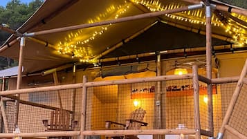 Luxe tent, 1 kingsize bed, uitzicht op vallei | Terras