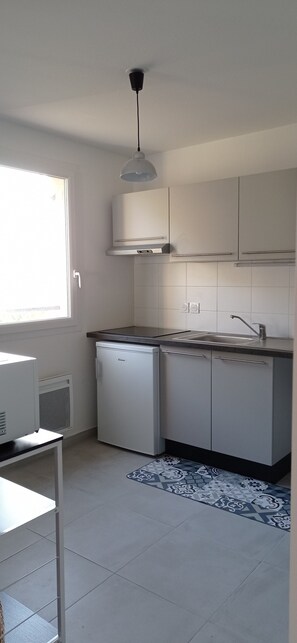 Réfrigérateur, micro-ondes, four, plaque de cuisson