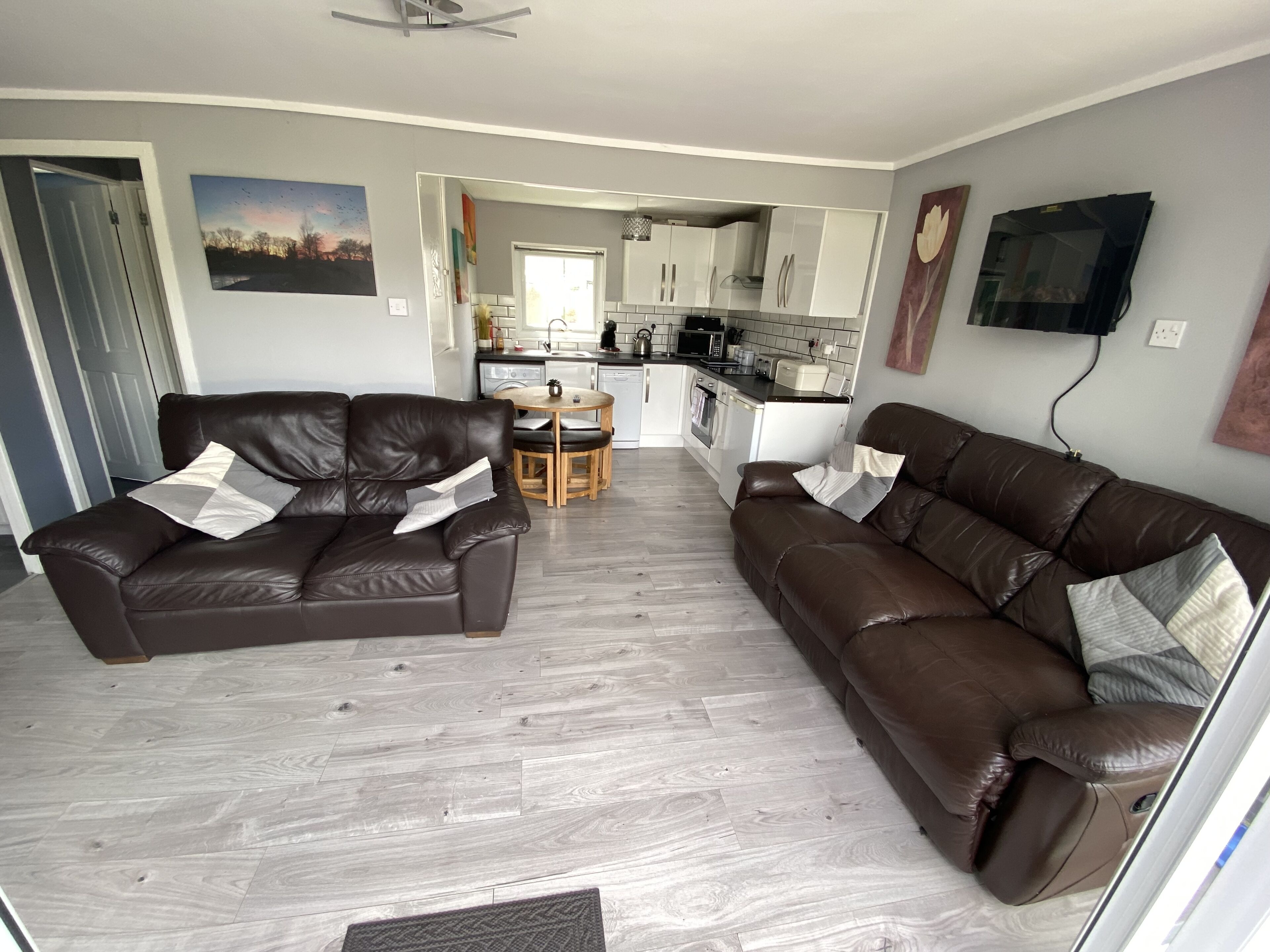 Älytelevisio, videopelejä, DVD-soitin, kirjoja