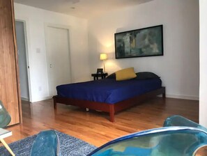 1 bedroom, desk, WiFi