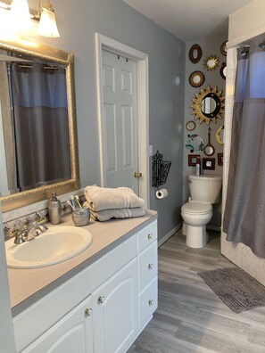 Whirlpool, Haartrockner, Handtücher, Seife