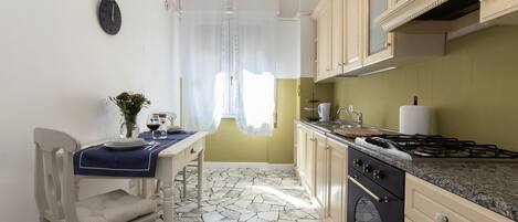 Een koelkast, een microgolfoven, een oven, een kookplaat