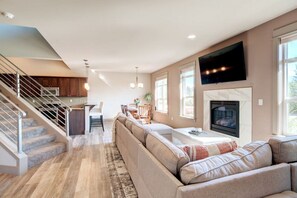 TV, fireplace