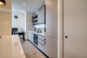 Køleskab, mikrobølgeovn, ovn, kogeplade