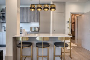 雪櫃、微波爐、焗爐、爐具