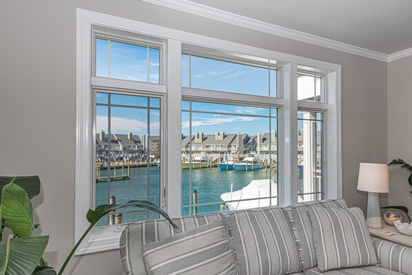 Smart-TV, Kamin, Bücher