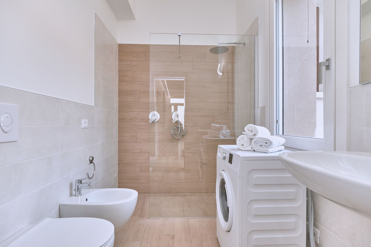 Douche, sèche-cheveux, bidet, serviettes fournies