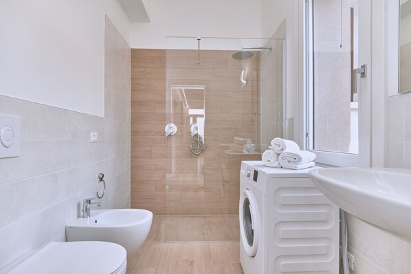 Dusche, Haartrockner, Bidet, Handtücher