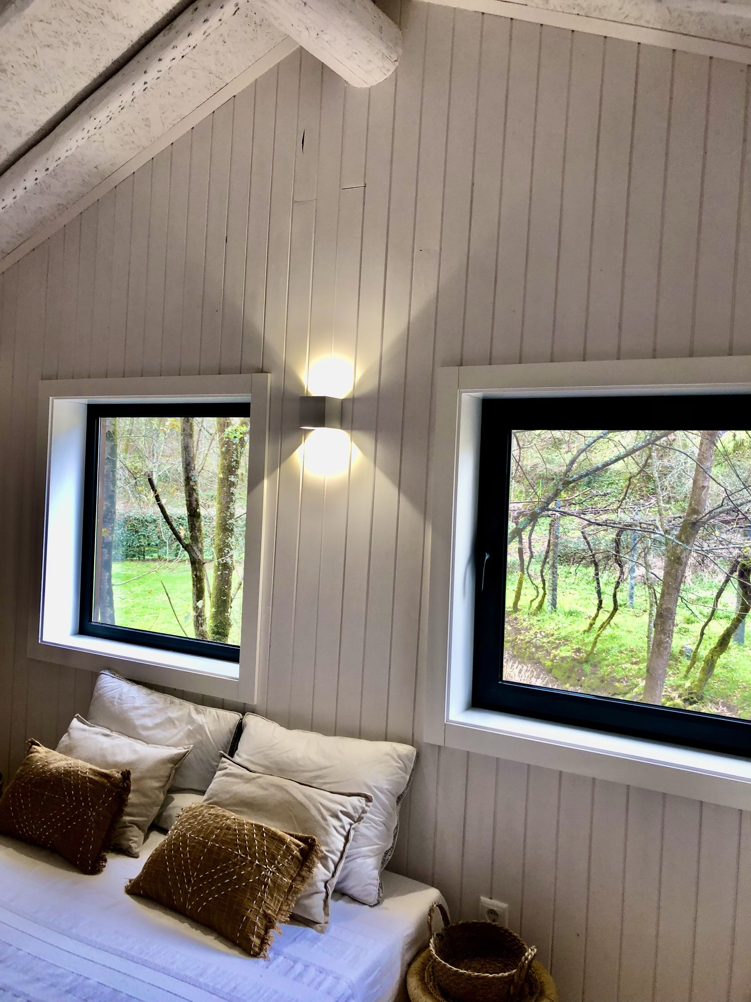 2 bedrooms, desk, WiFi, bed sheets